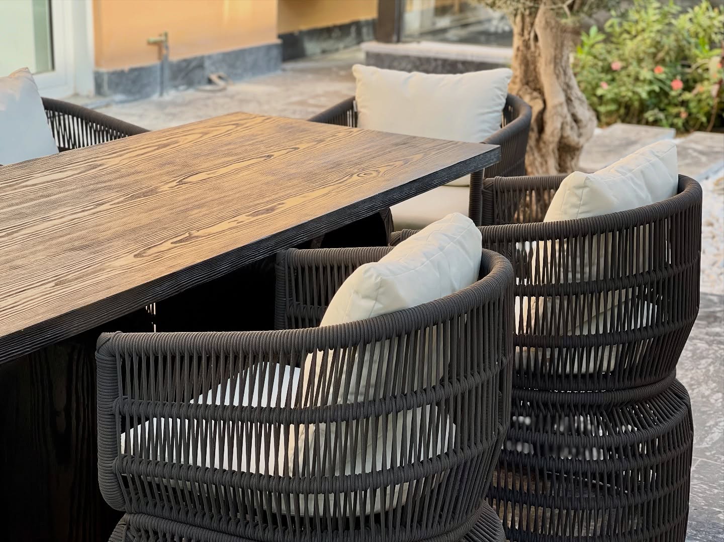 G2 Dining Set