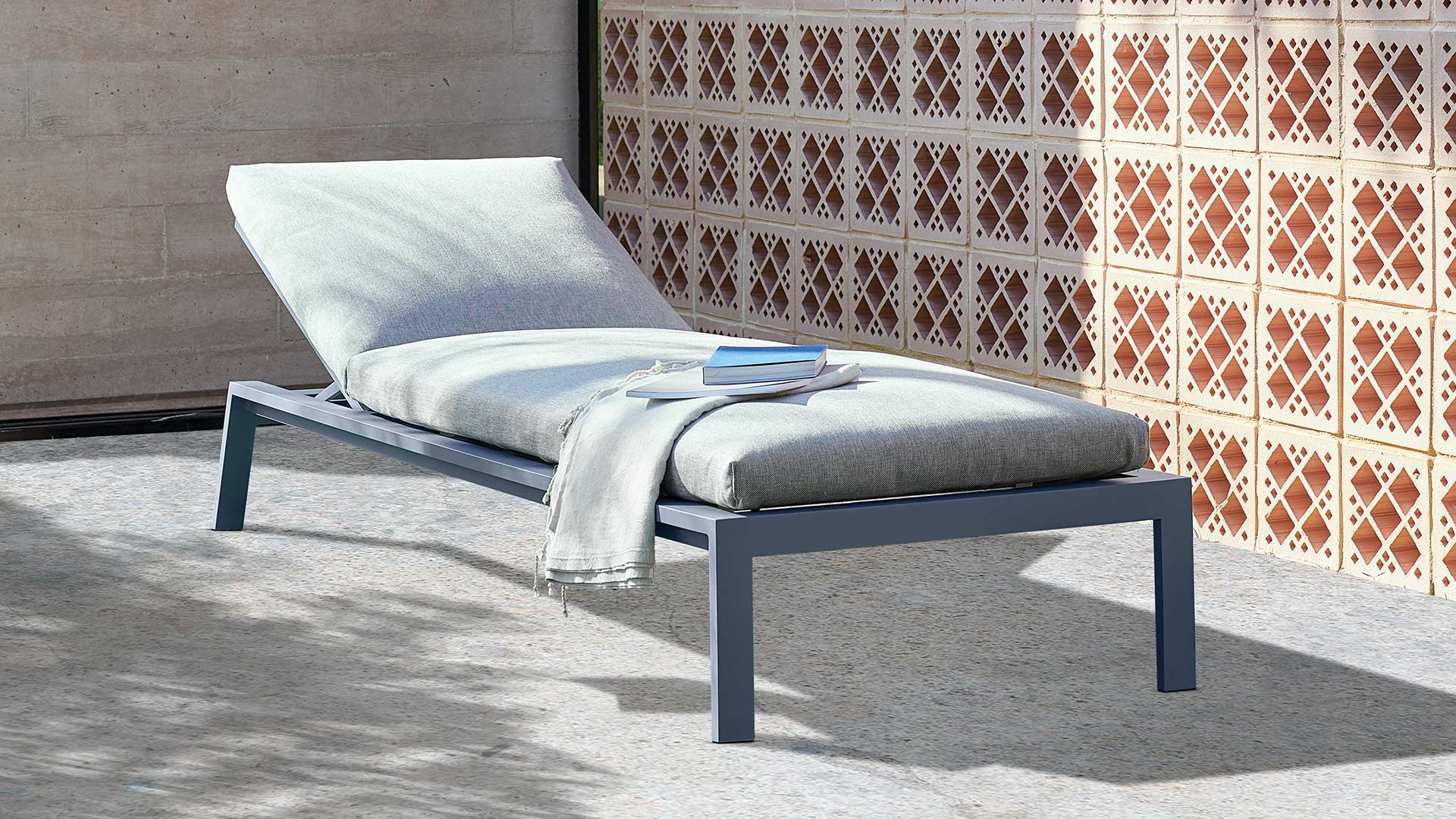 Timeless Chaise Longue